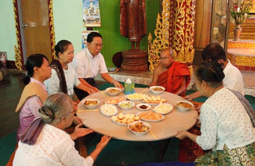 မွေးနေ့အာရုံဆွမ်းကပ် (ဓါတ်ပုံ- SNLD) 01