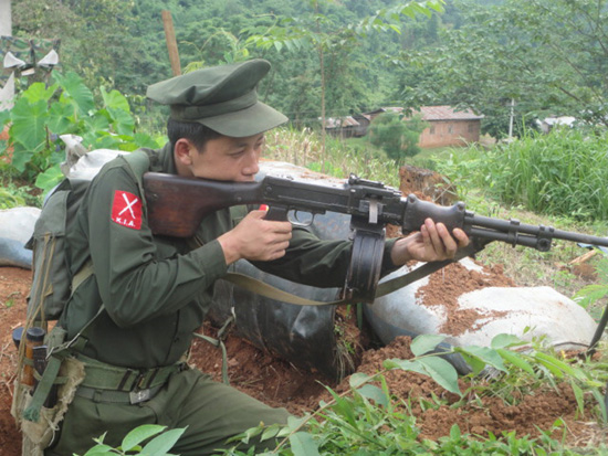 ကချင်ပြည်နယ်အရှေ့ဘက် ရှေ့တန်းတနေရမှာ နေရာယူထားသော ကေအိုင်အေ စစ်သားတစ်ဦး။ ဓါတ်ပုံ-ကချင်သတင်းဌာန DSC00460-1