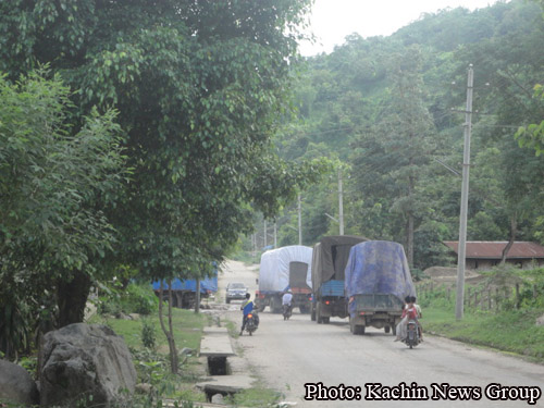 စစ်ဖြစ်ပွားပြီး နောက်ပိုင်း မြစ်ကြီးနား-ဗန်းမော် ကားလမ်းမ။ ဓါတ်ပုံ-ကချင်သတင်းဌာန burmese_sdc