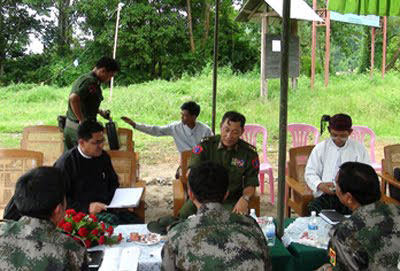 ကချင်ပြည်နယ် လုံခြံုရေးနှင့်နယ်စပ်ရေးရာဝန်ကြီး ဗိုလ်မှူးကြီးသန်းအောင် (အလယ်)အား KIA ဒု-စစ်ဦးစီးချုပ် ဗိုလ်မှူးချုပ် ဂွမ်မော် ဦးဆောင်သောအဖွဲ့မှ လဂျားယန်တွင် တွေ့ဆုံစဉ်။ kia-burmese-meet