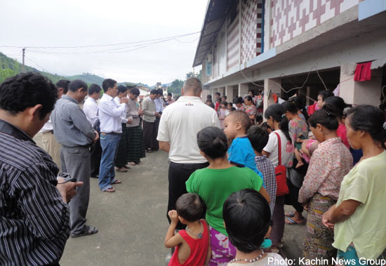 ကေဘီစီ ကချင်နှစ်ခြင်းအဖွဲ့ချုပ်ဆရာများ ကေအိုင်အို လိုင်ဇာဒုက္ခသည်စခန်းသို့ အလည်အပတ်သွားရောက်စဉ်။ pray_for_war_in_kachinstate