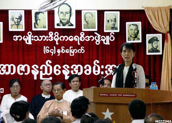 ဒေါ်အောင်ဆန်းစုကြည်က အာဇာနည်ဆိုတာ ကွယ်လွန်သွားရုံ ပြောတာမဟုတ်ဘူး။ မြင့်မြတ်တဲ့ လုပ်ငန်း၊ မြင့်မြတ်တဲ့ စိတ်ထားနဲ့ ဆောင်ရွက်နိုင်မှုကို ဆိုလိုတာ။ အဲဒီတော့ မြင့်မြတ်တဲ့ စိတ်ထားရှိတဲ့သူတွေ၊ အာဇာနည်တွေ အများကြီးရှိဖို့ လိုအပ်တယ်လို့ပြောကြား (ဓါတ်ပုံ မဇ္စျိမ) rzn4