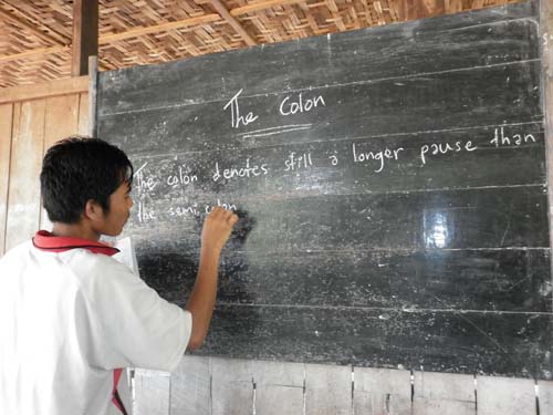 ကလေးငယ်များနှင့် ဆရာဆာ့ကပေါ်တို့ နွေရာသီအင်္ဂလိပ်စာသင်နေစဉ် ဓာတ်ပုံ-ကေအိုင်စီ P1000847