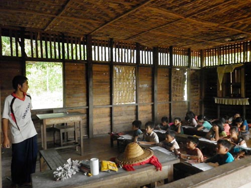 ကလေးငယ်များနှင့် ဆရာဆာ့ကပေါ်တို့ နွေရာသီအင်္ဂလိပ်စာသင်နေစဉ် ဓာတ်ပုံ-ကေအိုင်စီ P1000855