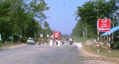 A military check-point before the entrance of Moulmein (Mawlamyaing), the capital of Mon State check_point_phar_out