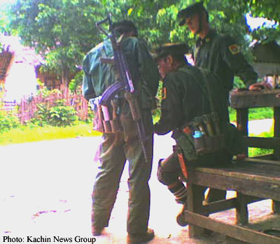 မြန်မာစစ်တပ်၏ ထိုးစစ်အား ခုခံရန်ပြင်နေတဲ့ KIA စစ်သားများ။ kia_soldier_frontline