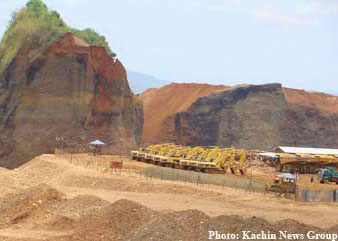 ၁၉၉၄ မြန်မာစစ်အစိုးရနဲ့ KIO အပစ်အခတ်ရပ်စဲပြီးနောက် ယခုလို စက်ယန္တယားများဖြင့် ဖားကန့်တွင် ကျောက်စိမ်းတူဖော်လာ။ phakant