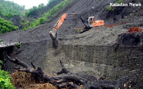 Road department of Maungdaw clear the landslide from Maungdaw-Buthidaung road roadmdw-04