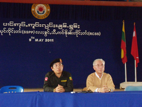 Lt-Gen Yawd Serk, SSA South, and Col Sai Htoo, SSA North, at the press conference in Loi Taileng, 21 May 2011 007--Press-con-ference