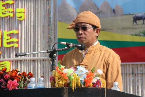 သျှမ်းနှစ်သစ်ပွဲတော်မှာ မိန့်ခွန်းပြောကြားနေသော ဒု-ဗိုလ်ချုပ်ကြီးယွက်စစ် ( ဓါတ်ပုံ shaninthailand.com) SYS