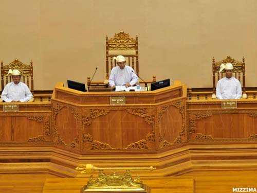 စီတန်းလှည့်လည် ဆန္ဒပြနိုင်မည့် ဥပဒေကြမ်းကို လွှတ်တော်နှစ်ရပ်လုံးက သဘောတူထားပြီ ဖြစ်ပြီး သမ္မတဦးသိန်းစိန်ထံ ပေးပို့ပြီးခြင်း ရှိ၊ မရှိမှာ ပဟေဋိ ဖြစ်နေ (ဓါတ်ပုံ မဇ္စျိမ) meetlotdaw