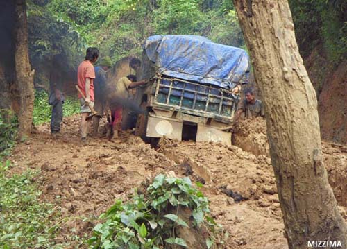 မြန်မာနိုင်ငံမှ အိန္ဒိယနိုင်ငံ မီဇိုရမ်ပြည်နယ်ဘက်သို့ ကုန်တင်သွင်းရန်အတွက် ကုန်အပြည့် တင်လာသော ဂျစ်ကားများကို ပျက်စီးနေသော တောင်ပတ်ကားလမ်းအတိုင်း တွေ့ရစဉ်။ ဓာတ်ပုံ- မဇ္ဈိမ။ Chin-Road4