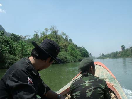 KNLA soldiers beside Moei river (Photo-KIC) DSCF3639
