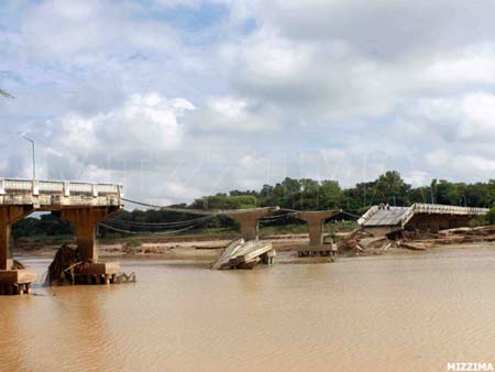 ပခုက္ကူခရိုင်တွင်း ရေကြီးမှုကြောင့် ပြည်ပတင်ပို့နိုင်သည့် နွေကြက်သွန် အထွက်နှုန်း ထိခိုက်နိုင်ကြောင်း ကြက်သွန်ကုန်သည်များ ပြောလိုက်ပြီး ပခုက္ကူတောင်သူများကို အစိုးရမှ အထော်ကအပ့ံပေးခြင်းဖြင့် ကာကွယ်နိုင်သည်ဟုဆို (ဓါတ်ပုံ မဇ္စျိမ) pakhukuu1