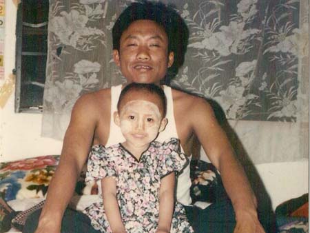 တရုတ်ပြည်၊ ရွှေလီမြို့၌ ၁၉၉၉ ခုနှစ်က အဖမ်းမခံရမှီ သမီးနှင့်အတူ တွေ့ရစဉ် (ဓါတ်ပုံ မိသားစုမှပေးပို့သည်) seinaye