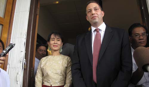 Daw Aung San Suu Kyi and Mr. Derek Mitchell (photo-Irrawaddy) Daw Aung San Suu Kyi and Mr. Derek Mitchell (photo-Irrawaddy)