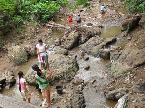 some refugee girls in the stream in summer (Photo-KIC ) Photo-KIC (some refugee girls in the stream in summer)