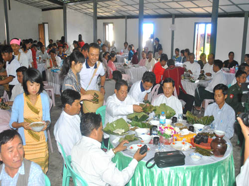 ၀န်ကြီးများနှင့် ဧည့်သည်တော်များ ရိုးရာအစားအစာသုံးဆောင်နေကြစဉ် ၀န်ကြီးများနှင့် ဧည့်သည်တော်များ ရိုးရာအစားအစာသုံးဆောင်နေကြစဉ်