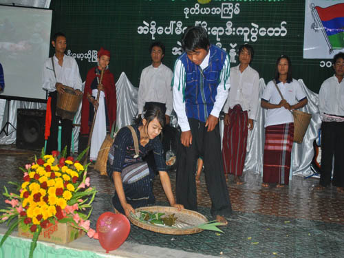 ထီးကူကိုးလူငယ်များမှ ရိုးရာလုပ်ငန်းများဖြင့် ပြသစဉ် deeku_deemawso2011c