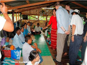 အမေရိကန်ကိုယ်စားလှယ် ဒဲရစ်ခ် မစ်ချဲလ် (Derek Mitchell) အိပ်ချ်အိုင်ဗီ ဝေဒနာရှင် ဂေဟာသို့ သွားရောက် လေ့လာစဉ်