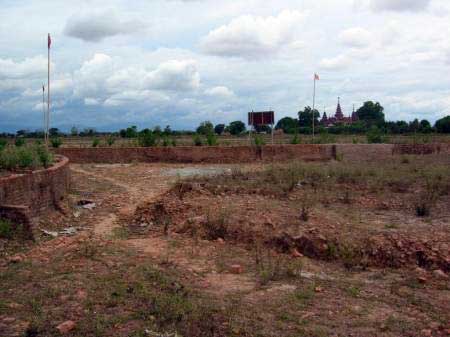 Danyawaddy palace entrance with the Mahamuni pagoda. dhanyawaddy-palace-gate