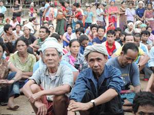 ဟောပြောပွဲအတွင်းသို့ ရပ်ကွက်အလိုက် တက်ရောက်လာကြသော ကရင်နီဒုက္ခသည် အမှတ် ၁ စခန်း (ဓါတ်ပုံ-ကေတီ)