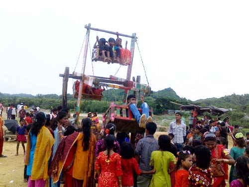 Refugee boys ride on the hammock photo_2_Refugee_boys_ride_on_the_hammock