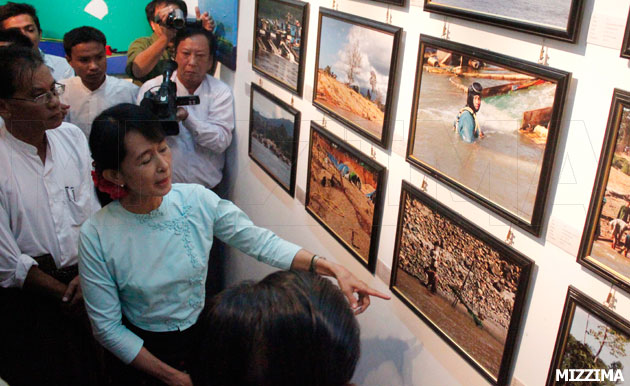 Aung San Suu Kyi is surrounded by viewers and the media at 'The Sketch of a River' art exhibition in Rangoon on Thursday, September 22, 2011. Photo Mizzima suu-kyi-attends-at-irrawaddy-art-show-3ss
