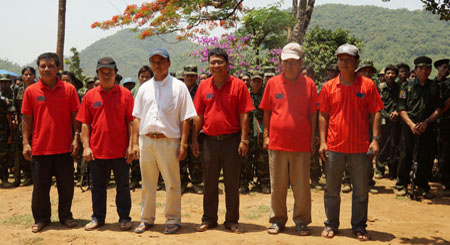  တပ်ပေါင်းစု သုံးခုဖြစ်တဲ့ ကလလတ (နယ်ခြားစောင့်တပ်)၊ ကယောန (ပြည်သူ့စစ်)နဲ့ ကရင်နီတပ်မတော်တို့ကနေ အတူတကွ ပူးပေါင်းပြီး လာရောက်ကြိုဆိုနေပုံ (ဓါတ်ပုံ-ကေတီ)