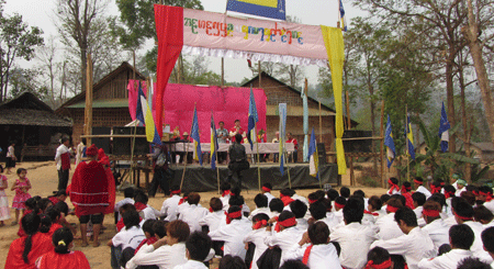 ကရင်နီ ဒုက္ခသည် အမှတ် ၁ စခန်းမှာ ကေးထျိုးဘိုး ပွဲတော် အခမ်းအနား ကျင်းပနေစဉ် ( ဓါတ်ပုံ - ကေတီ )