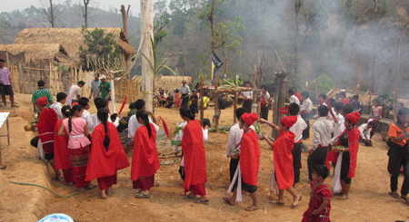 ကေးထျိုးဘိုးတိုင်အောက်မှာ ၀ုိင်းပြီး ကနေသော အမျိုးသားများအား ပျိုမေတို့က ရေလောင်းနေစဉ် ( ဓါတ်ပုံ - ကေတီ )