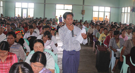 ကေအဲန်ပီပီ စည်းရုံးရေးဆင်းစဉ်တွင် ပြည်သူလူထုကိုယ်စားမှ တက်ရောက်တင်ပြသူတဦး (ဓါတ်ပုံ-ကေတီ)