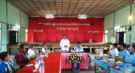 ကယားပြည်နယ် ငြိမ်းချမ်းရေးအကျိုးတော်ဆောင်အဖွဲ့ဥက္ကဌ ဦးစဲရယ်လှဖေမှ ဆွေးနွေးစဉ် (ဓါတ်ပုံ-ကေတီ)