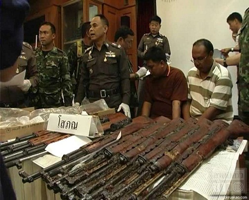 ဖမ်းမိလက်နက်များနှင့်အတူတွေ့ရသော လက်နက် သယ်ဆောင်သူ နှစ်ဦး(ဓါတ်ပုံ-krobkruakao.com) ဖမ်းမိလက်နက်များနှင့်အတူတွေ့ရသော လက်နက် သယ်ဆောင်သူ နှစ်ဦး(ဓါတ်ပုံ-krobkruakao.com)