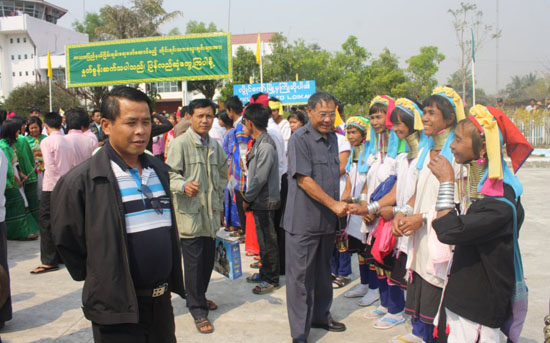 အပစ်အခတ်ရပ်စဲရေး ခရီးစဉ်အတွင်း ပြည်သူများ KNPP အဖွဲ့ကိုကြိုဆိုစဉ်