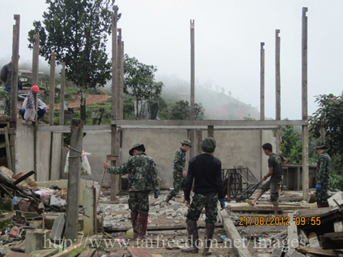 RCSS တပ်မိသားစုနေအိမ်အား ထိုင်းစစ်တပ်ကဖျက်ဆီးနေပုံ RCSS တပ်မိသားစုနေအိမ်အား ထိုင်းစစ်တပ်ကဖျက်ဆီးနေပုံ