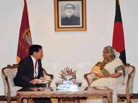 မြန်မာသံအမတ်နှင့် ဘင်္ဂလာဒေချ့် ၀န်ကြီးချုပ် တွေ့ဆုံနေစဉ်။ မြန်မာသံအမတ်နှင့် ဘင်္ဂလာဒေချ့် ၀န်ကြီးချုပ် တွေ့ဆုံနေစဉ်။