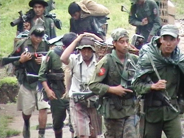 ဒေသခံရွာသားများအား ပေါ်တာထမ်း လမ်းပြဖို့ ဖမ်းခေါ်လာသည့် မြန်မာအစိုးရစစ်ကြောင်း( ဓါတ်ပုံ- အင်တာနက်) ဒေသခံရွာသားများအား ပေါ်တာထမ်း လမ်းပြဖို့ ဖမ်းခေါ်လာသည့် မြန်မာအစိုးရစစ်ကြောင်း( ဓါတ်ပုံ- အင်တာနက်)