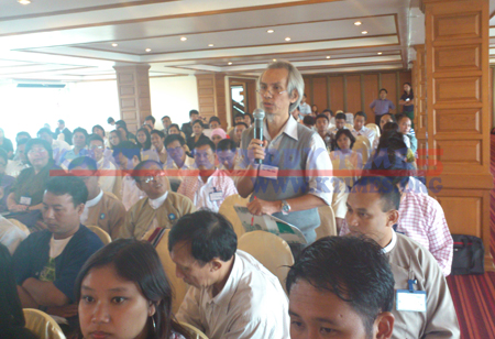 ကရင်ပြည်နယ်မှ လူထုအခြေပြုအဖွဲ့အစည်းမှ ကိုယ်စားလှယ်က ညီလာခံ၌ ဆွေးနွေးနေစဉ် (ဓါတ်ပုံ-ကေတီ)