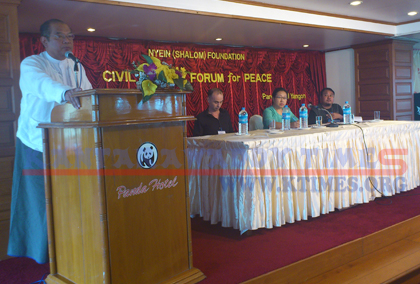 ငြိမ်းချမ်းရေးဖေါ်ဆောင်မှုနှင့် Myanmar Peace Centre ၏ အခန်းကဏ္ဍကို Myanmar Egress မှ ဥက္ကဌ ဦးတင်မောင်သန်းက ငြိမ်းချမ်းရေးအတွက် လူထုအခြေပြုအဖွဲ့အစည်းများ ညီလာခံတွင်ပြောကြားနေစဉ် (ဓါတ်ပုံ-ကေတီ)