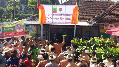 SNLD ကျိုင်းတုံရုံးဖွင့်ပွဲအား ခွန်ထွန်းဦးတက်ရောက် (ဓါတ်ပုံ- SSL-Ktg) SNLD ကျိုင်းတုံရုံးဖွင့်ပွဲအား ခွန်ထွန်းဦးတက်ရောက် (ဓါတ်ပုံ- SSL-Ktg)