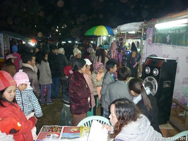 ကျားခေါင်းလူငယ်များဆိုင်ရှေ့မှတဆင့် လားရှိုးသျှမ်းနှစ်သစ်ကူးပွဲမြင်ကွင်း (ဓါတ်ပုံ- Hseng Mong facebook မှ ကူးယူဖော်ပြသည်) ကျားခေါင်းလူငယ်များဆိုင်ရှေ့မှတဆင့် လားရှိုးသျှမ်းနှစ်သစ်ကူးပွဲမြင်ကွင်း (ဓါတ်ပုံ- Hseng Mong facebook မှ ကူးယူဖော်ပြသည်)