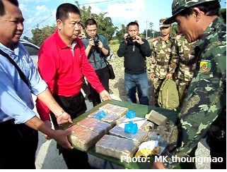 ဖမ်းမိပစ္စည်းများအား တရုတ်အစိုးရထံ လွှဲပြောင်းပေးအပ် (ဓါတ်ပုံ- မောက်ကောန်ထုန့်မောဝ်) ဖမ်းမိပစ္စည်းများအား တရုတ်အစိုးရထံ လွှဲပြောင်းပေးအပ် (ဓါတ်ပုံ- မောက်ကောန်ထုန့်မောဝ်)