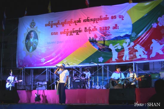 ဒေါန်းဂျန်ဘုန်းကြီးကျောင်း ၌ ဘုရင့်မွေးနေ့ဆုတောင်းပွဲနှင့်အတူ သျှမ်းနှစ်သစ်ကူးကျင်းပ ဒေါန်းဂျန်ဘုန်းကြီးကျောင်း ၌ ဘုရင့်မွေးနေ့ဆုတောင်းပွဲနှင့်အတူ သျှမ်းနှစ်သစ်ကူးကျင်းပ