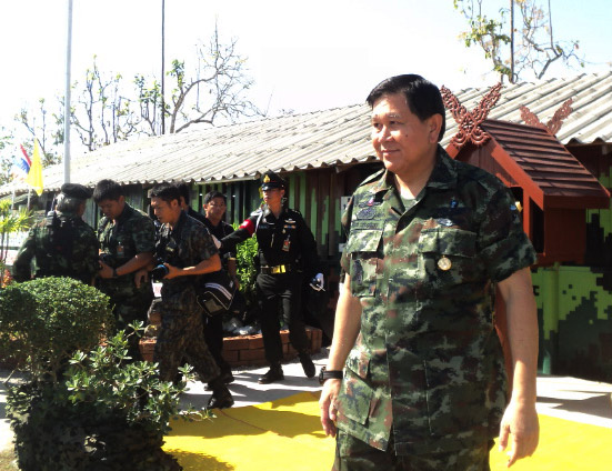 ယနေ့မဲဆောက်သို့ရောက်ရှိလာသည့် ထိုင်းတပ်မတော်ကာကွယ်ရေးဦးစီးချုပ် - ဓာတ်ပုံ KIC ယနေ့မဲဆောက်သို့ရောက်ရှိလာသည့် ထိုင်းတပ်မတော်ကာကွယ်ရေးဦးစီးချုပ် - ဓာတ်ပုံ KIC