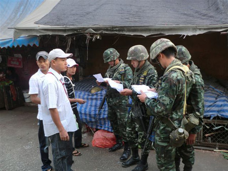 ယနေ့မဲဆောက်စျေးတွင် ထိုင်းစစ်သည်များ စစ်ဆေးမှု ပြုလုပ်နေစဉ် - ဓာတ်ပုံ - KIC ယနေ့မဲဆောက်စျေးတွင် ထိုင်းစစ်သည်များ စစ်ဆေးမှု ပြုလုပ်နေစဉ် - ဓာတ်ပုံ - KIC