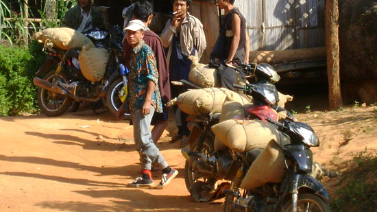 ဆိုင်ကယ်ဖြင့် တပ်ရိက္ခာများ ပို့ပေးနေရစဉ် ဆိုင်ကယ်ဖြင့် တပ်ရိက္ခာများ ပို့ပေးနေရစဉ်