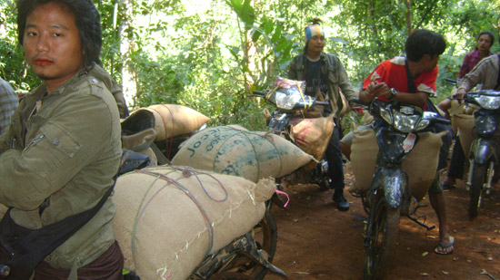 ဆိုင်ကယ်ဖြင့် တပ်ရိက္ခာများ ပို့ပေးနေရစဉ် ဆိုင်ကယ်ဖြင့် တပ်ရိက္ခာများ ပို့ပေးနေရစဉ်