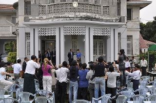 ကုလသမဂ္ဂ လူ့အခွင့်အရေး ကိုယ်စားလှယ် Tomás Ojea Quintana နှင့် ဒေါ်အောင်ဆန်းစုကြည်တို့အား ဖေဖော်ဝါရီလ ၃ ရက်နေ့က ဒေါ်အောင်ဆန်းစုကြည်နေအိမ်တွင် တွေ့ရစဉ် (ဓါတ်ပုံ - အင်တာနက်) ကုလသမဂ္ဂ လူ့အခွင့်အရေး ကိုယ်စားလှယ် Tomás Ojea Quintana နှင့် ဒေါ်အောင်ဆန်းစုကြည်တို့အား ဖေဖော်ဝါရီလ ၃ ရက်နေ့က ဒေါ်အောင်ဆန်းစုကြည်နေအိမ်တွင် တွေ့ရစဉ် (ဓါတ်ပုံ - အင်တာနက်)