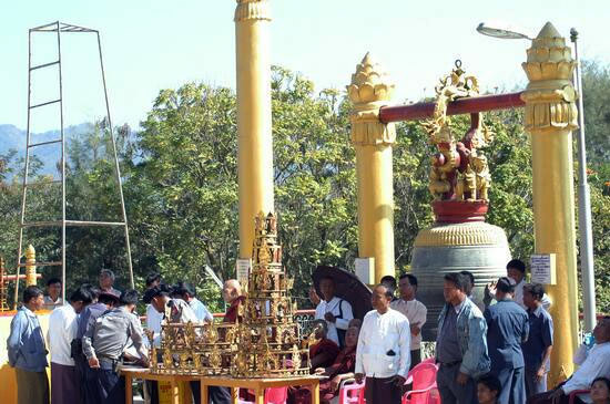 ဖြုတ်ချလိုက်သော ထီးတော် အဟောင်းအား မြင်တွေ့ရစဉ် ဖြုတ်ချလိုက်သော ထီးတော် အဟောင်းအား မြင်တွေ့ရစဉ်